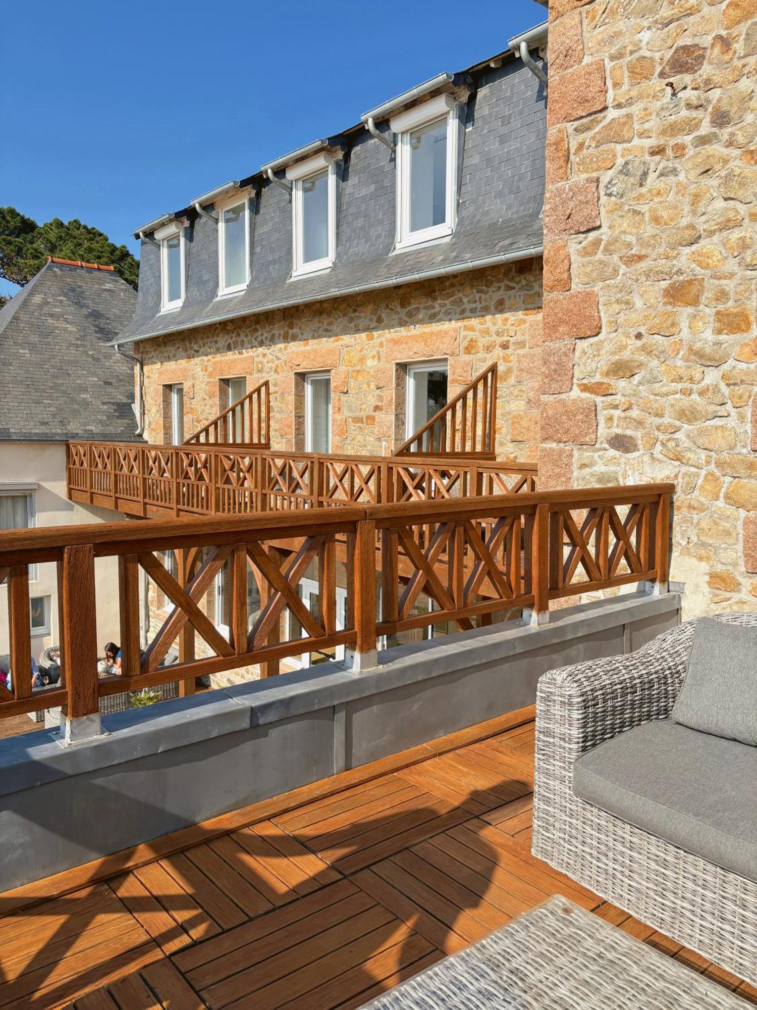 Logis Saint Guirec Et De La 2*