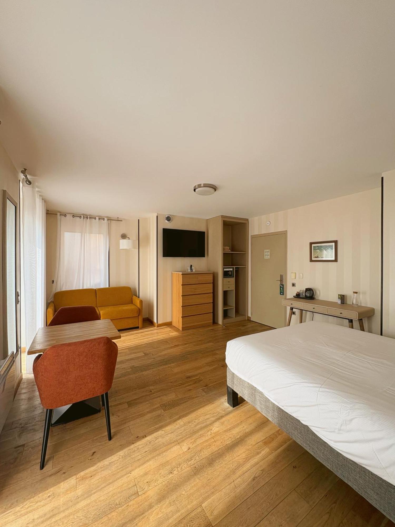 Logis Saint Guirec Et De La Hotel